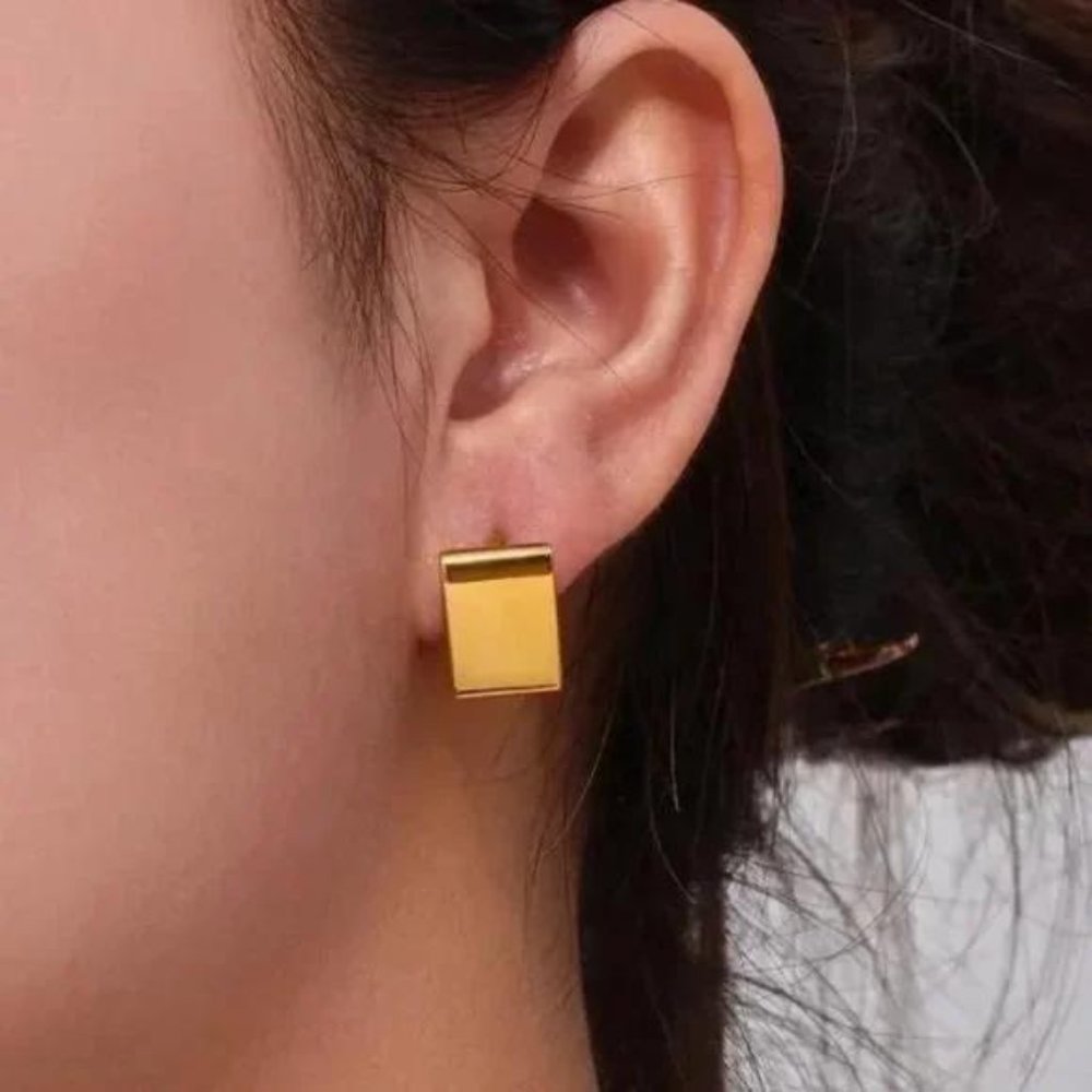NEW 18K GOLD SQUARE EARRINGS, WONDERFUL EARRINGS, WOW EARRINGS.